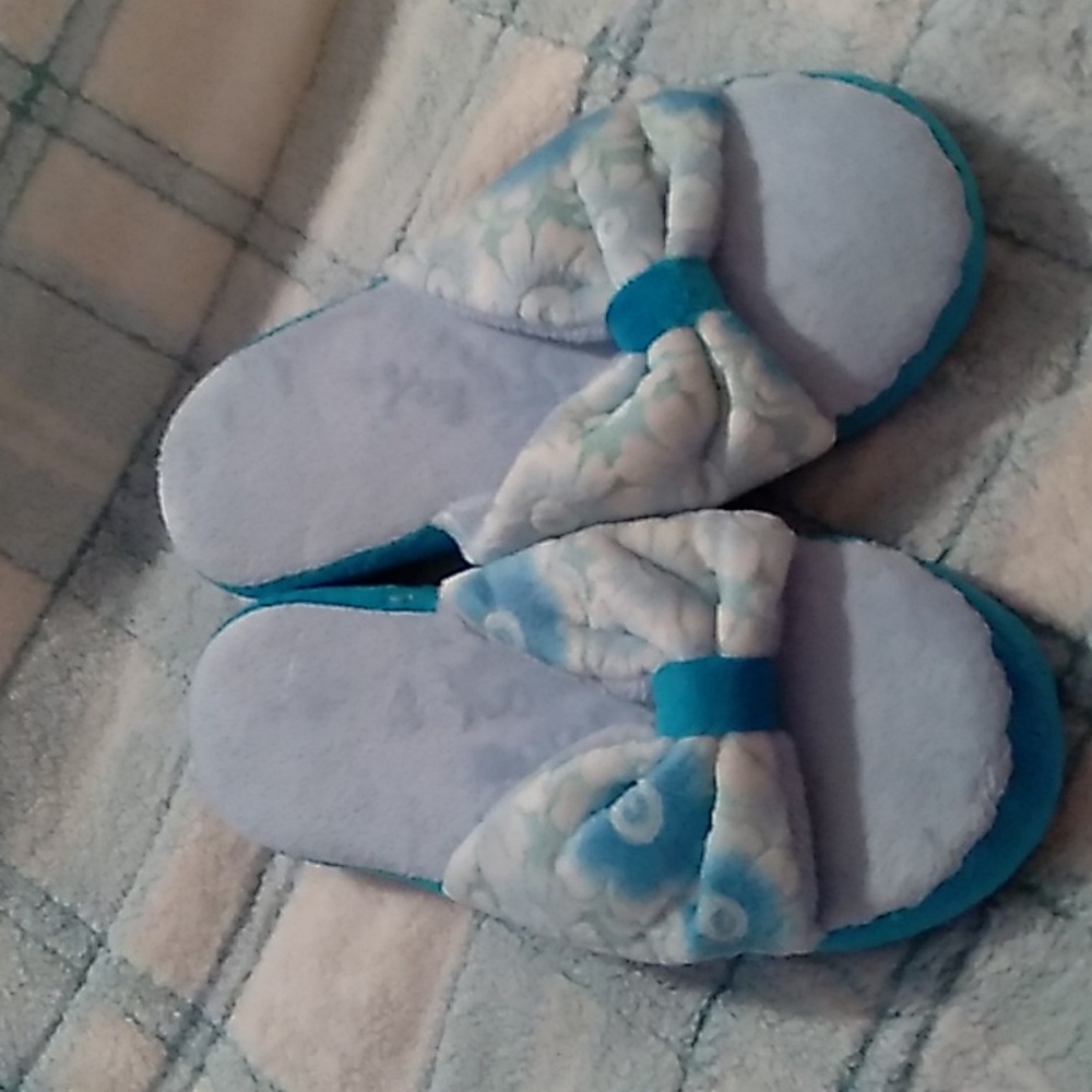 Avon Cozy House or Bedroom Slippers.  NIP  Small (5-6)